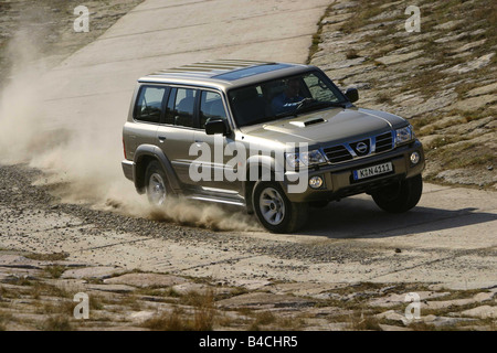 Auto Nissan Patrol, cross country il veicolo e il modello anno 1997-, argento-beige, fulvo, guida, diagonale dalla parte anteriore, vista frontale Foto Stock