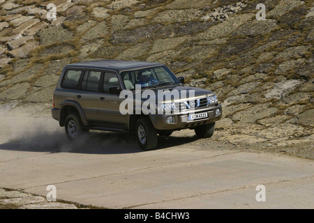 Auto Nissan Patrol, cross country il veicolo e il modello anno 1997-, argento-beige, fulvo, guida, diagonale dalla parte anteriore, offroad Foto Stock