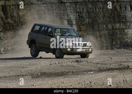 Auto Nissan Patrol, cross country il veicolo e il modello anno 1997-, argento-beige, fulvo, guida, diagonale dalla parte anteriore, offroad, fango, Foto Stock