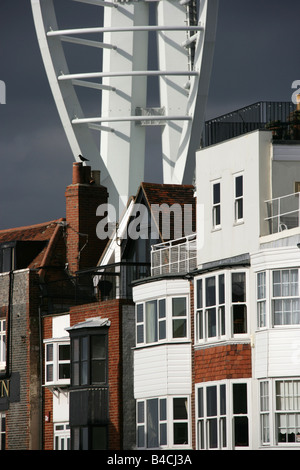 Città di Portsmouth, Inghilterra. Immobili residenziali in Old Portsmouth bagno della piazza con la Spinnaker Tower in background. Foto Stock