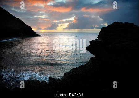 Tramonto al Cove a baia CWMTYDU CEREDIGION West Wales UK Foto Stock