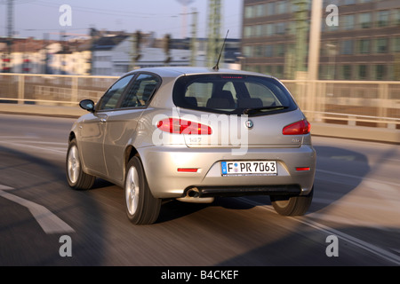 Una vista posteriore di un'auto sportiva nera Alfa Romeo 147