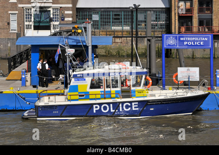 Metropolitan Police at Work lungo il fiume Wapping Police Station piattaforma di attracco in parte sede della polizia fluviale East London Inghilterra Regno Unito Foto Stock