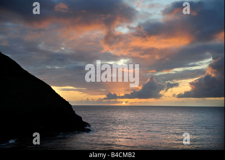 Tramonto al Cove a baia CWMTYDU CEREDIGION West Wales UK Foto Stock