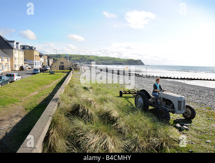 Un trattore sulla spiaggia di BORTH IN CEREDIGION West Wales UK Foto Stock