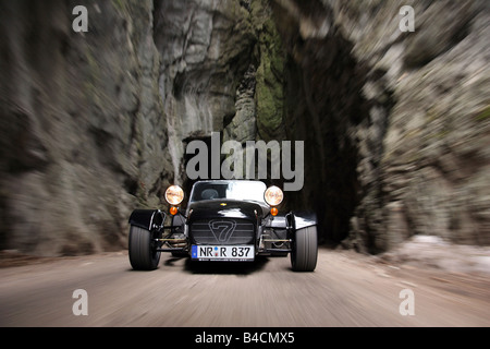 Caterham CSR 200, modello anno 2006-, argento, guida, diagonale dalla parte anteriore, vista frontale, country road, landsapprox.e, Mountai Foto Stock