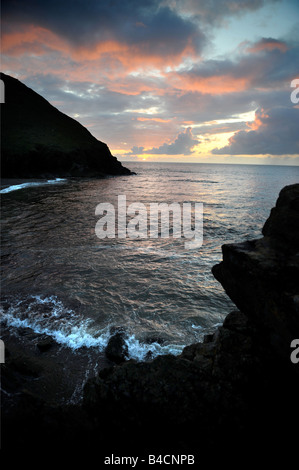 Tramonto al Cove a baia CWMTYDU CEREDIGION West Wales UK Foto Stock