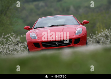 La Ferrari 599 GTB, modello anno 2006-, rosso, la guida, la vista frontale, country road, landsapprox.e Foto Stock