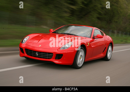 La Ferrari 599 GTB, modello anno 2006-, rosso, guida, diagonale dalla parte anteriore, vista frontale, country road Foto Stock