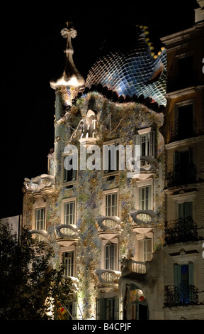 Antoni Gaudis Gasa Batllo di notte, Barcellona, Spagna Foto Stock