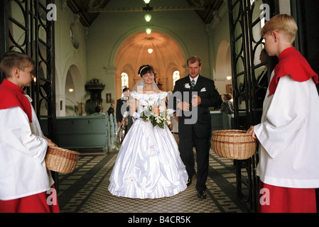 Gli sposi dopo il matrimonio chiesa, Raciborz, Polonia Foto Stock