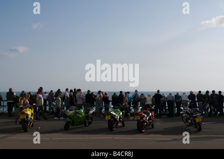 Regno Unito, Inghilterra, 13 settembre 2008. Spettatori guarda il regime nazionale delle prove sul lungomare di Brighton. Foto Stock