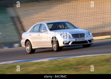 Mercedes E 63 AMG, modello anno 2006-, argento, guida, diagonale dalla parte anteriore, vista frontale, pista di prova Foto Stock