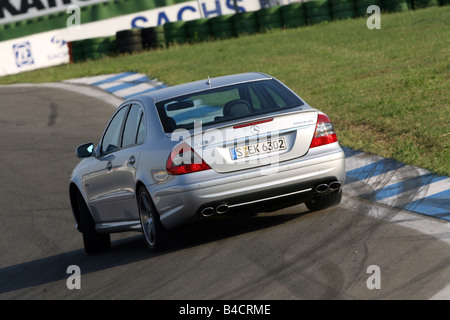 Mercedes E 63 AMG, modello anno 2006-, argento, guida, diagonale dal retro, vista posteriore del test in pista Foto Stock