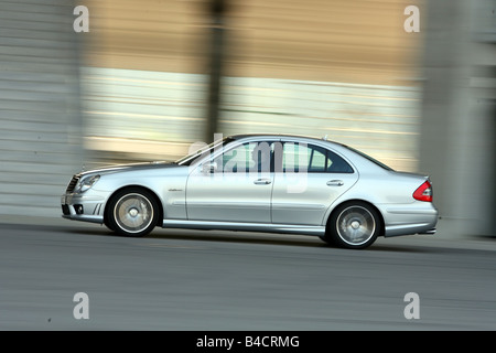 Mercedes E 63 AMG, modello anno 2006-, argento, guida, vista laterale, Città Foto Stock