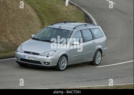 Auto Ford Focus ST170, inferiore di medie dimensioni di classe, Turnier/berlina, modello anno 2002-, argento, guida, country road, diagonale fr Foto Stock