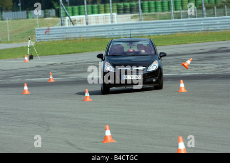 Opel Corsa 1.3 CDTI edition, modello anno 2006-, nero, guida, diagonale  dalla parte anteriore, vista frontale, Pilonen, pista di prova Foto stock -  Alamy