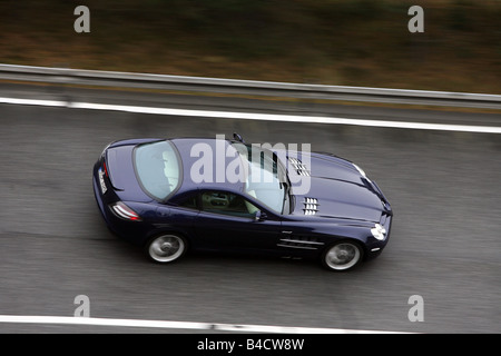 Mercedes SLR McLaren, modello anno 2004-, blu in movimento, vista laterale, pista di prova Foto Stock