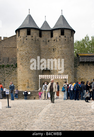 Francia, Carcassonne. I turisti in Carcassonne in Francia. Fortificato castello medievale. Foto Stock