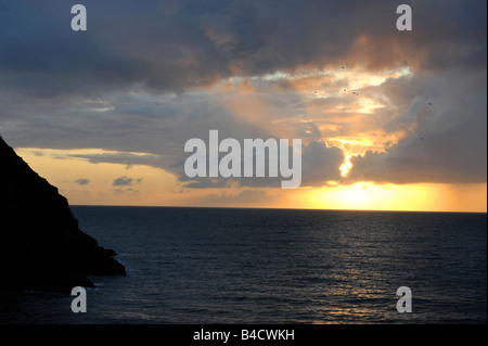 Tramonto al Cove a baia CWMTYDU CEREDIGION West Wales UK Foto Stock