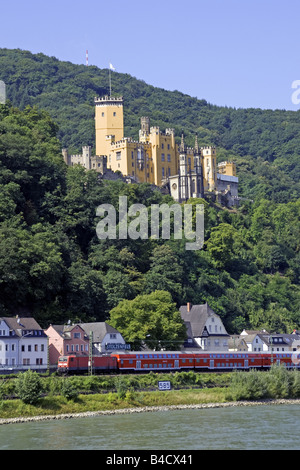Castello di Stolzenfels sul fiume Reno nei pressi di Coblenza con intercity treni passeggeri Foto Stock