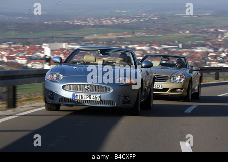 Jaguar XKR Convertibile (anno modello 2006) seguito da Mercedes SL 500 (anno modello 2005), oro, guida, diagonale rispetto al primo Foto Stock