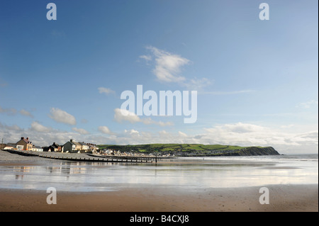 La BASSA MAREA SULLA SPIAGGIA DI BORTH IN CEREDIGION West Wales UK Foto Stock