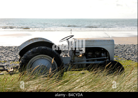 Un trattore sulla spiaggia di BORTH IN CEREDIGION West Wales UK Foto Stock