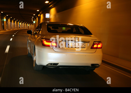 Lexus LS 460 Atmosfera impressione, modello anno 2007-, bianco, guida, diagonale dal retro, vista posteriore, Città, Tunnel Foto Stock