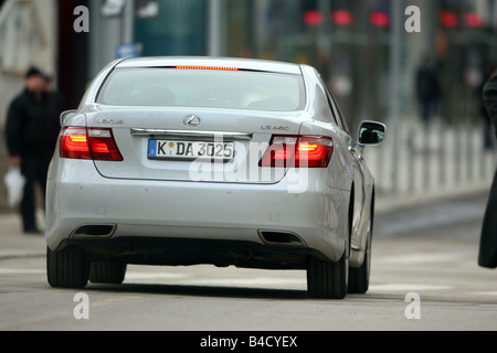 Lexus LS 460 Atmosfera impressione, modello anno 2007-, bianco, guida, diagonale dal retro, vista posteriore, Città Foto Stock