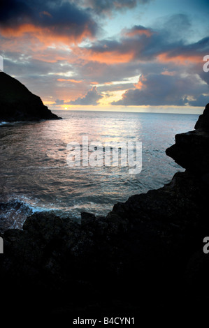 Tramonto al Cove a baia CWMTYDU CEREDIGION West Wales UK Foto Stock