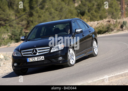 Mercedes Classe C, modello anno 2007, nero, guida, diagonale dalla parte anteriore, vista frontale, country road Foto Stock