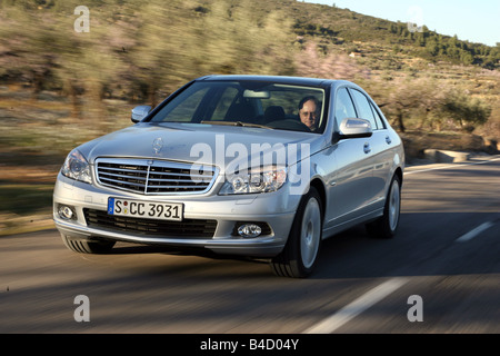 Mercedes Classe C, modello anno 2007, argento, guida, diagonale dalla parte anteriore, vista frontale, country road Foto Stock