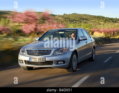 Mercedes Classe C, modello anno 2007, argento, guida, diagonale dalla parte anteriore, vista frontale, country road Foto Stock