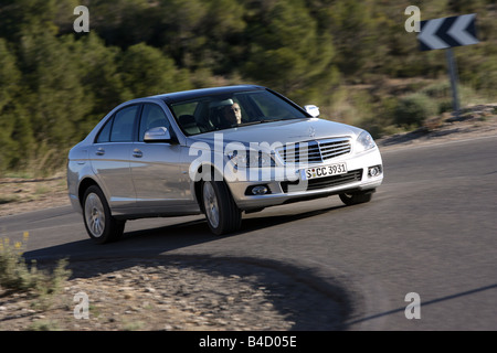 Mercedes Classe C, modello anno 2007, argento, guida, diagonale dalla parte anteriore, vista frontale, country road Foto Stock