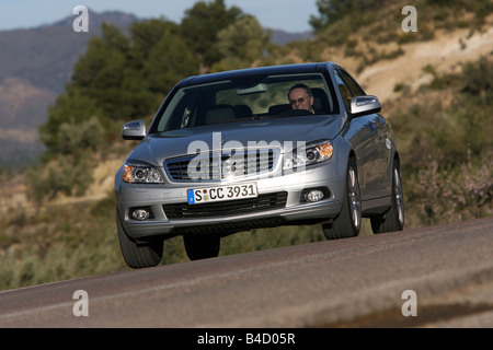 Mercedes Classe C, modello anno 2007, argento, guida, diagonale dalla parte anteriore, vista frontale, country road Foto Stock