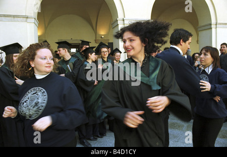 Dancing laureati della Warsaw School of Economics, Polonia Foto Stock