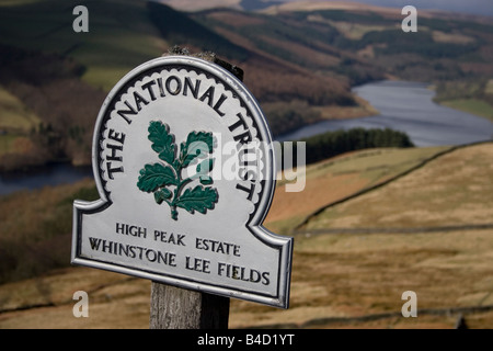 Il National Trust segno sul picco elevato Station Wagon Whinstone Lee Ladybower campi Peak District Derbyshire Inghilterra Foto Stock