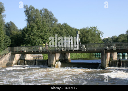 La weir a Eaton Socon bloccare sul fiume Ouse Foto Stock