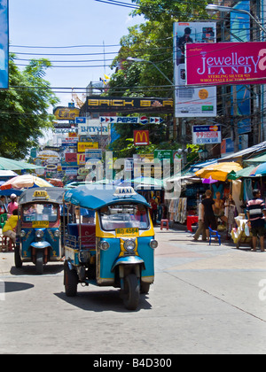 Un tuk tuk a Khao San Road di Bangkok in Thailandia JPH0111 Foto Stock