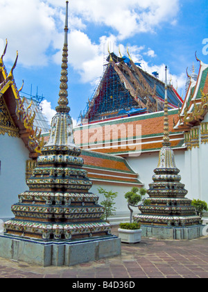 Le guglie di Wat Pho tempio con lavori di ristrutturazione su edificio in background Thailandia Bangkok JPH0117 Foto Stock