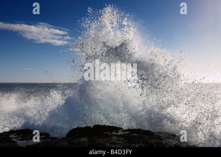 Onde che si infrangono sulle rocce, South Coast Icleand Foto Stock