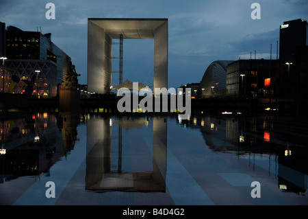 La Grande Arche riflettendo in una fontana a Parigi quartiere degli affari La Defense a Parigi Francia Foto Stock