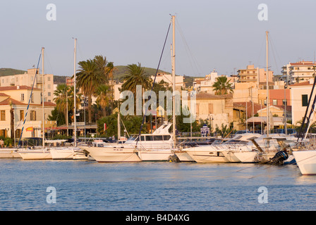 Yacht di lusso e di incrociatori in inizio di mattina di sole a Lavrio porto cittadino Mar Egeo Grecia continentale Foto Stock