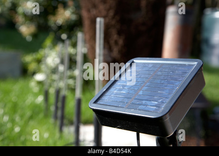 Solare Giardino illuminazione è utilizzata per il percorso di luce nel giardino nel Regno Unito Foto Stock