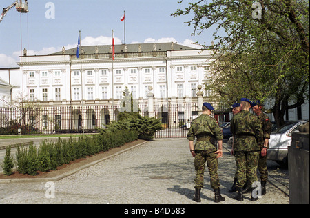 I soldati di fronte al Palazzo Presidenziale a Varsavia, Polonia Foto Stock