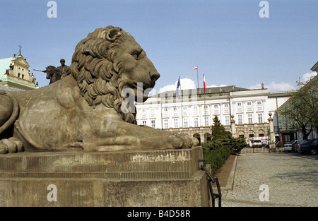 Un leone scultura davanti al Palazzo Presidenziale a Varsavia, Polonia Foto Stock