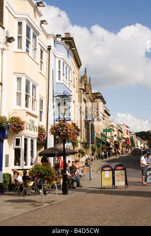 Regno Unito Inghilterra Somerset Glastonbury Market Place al fresco e diners fuori Crown Inn nella luce del sole Foto Stock