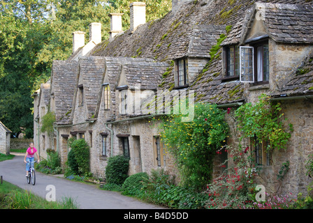 Fila di Cotswold cottage in pietra, Bibury, Gloucestershire, England, Regno Unito Foto Stock