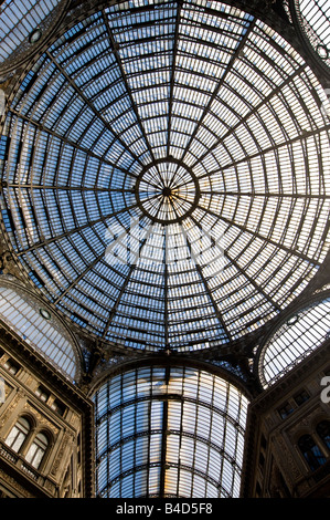 Interno della Galleria Umberto che mostra la struttura del tetto della cupola centrale Foto Stock